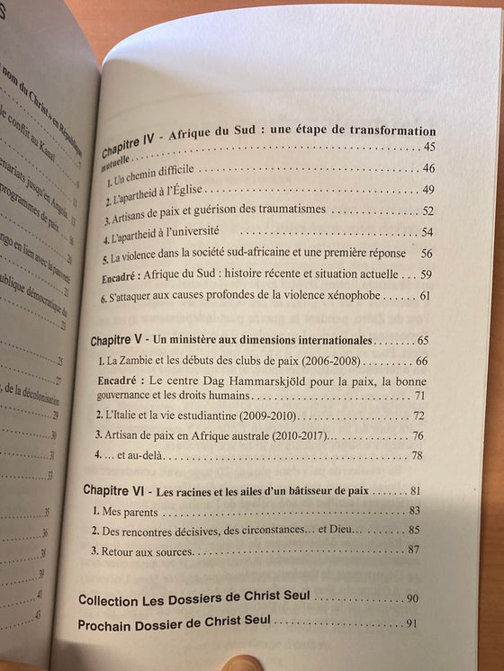 L'eau du lac était rouge: un bâtisseur de paix congolais au coeur des guerres- Les dossiers de Christ Seul vol.1-2023