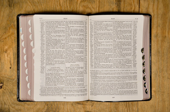 Bible d´étude NEG avec parallèles Noire souple Tranche dorée avec onglets