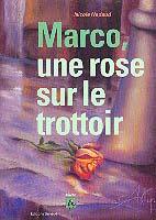 Marco une rose sur le trottoir